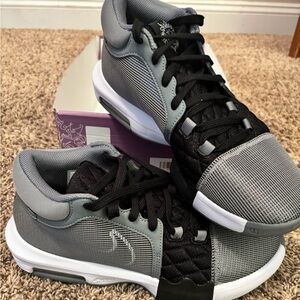 Nike LeBron Witness VIII sneakers